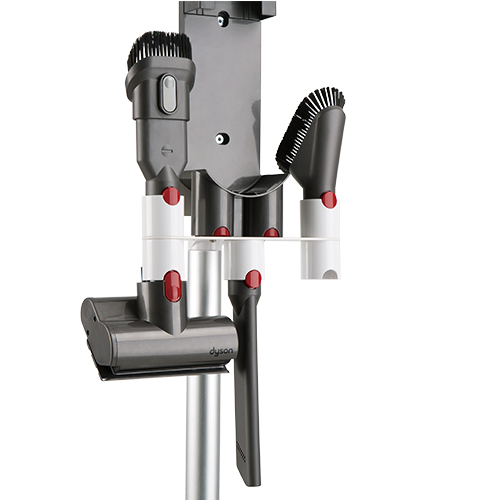 Akcesoria do odkurzacza na uchwycie ściennym. Wyświetlane są różne głowice szczotek i laska.