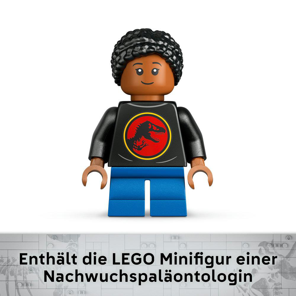 LEGO Minifigur einer Person mit dunkler Haut, schwarzen Haaren und einem Jurassic Park-Shirt.