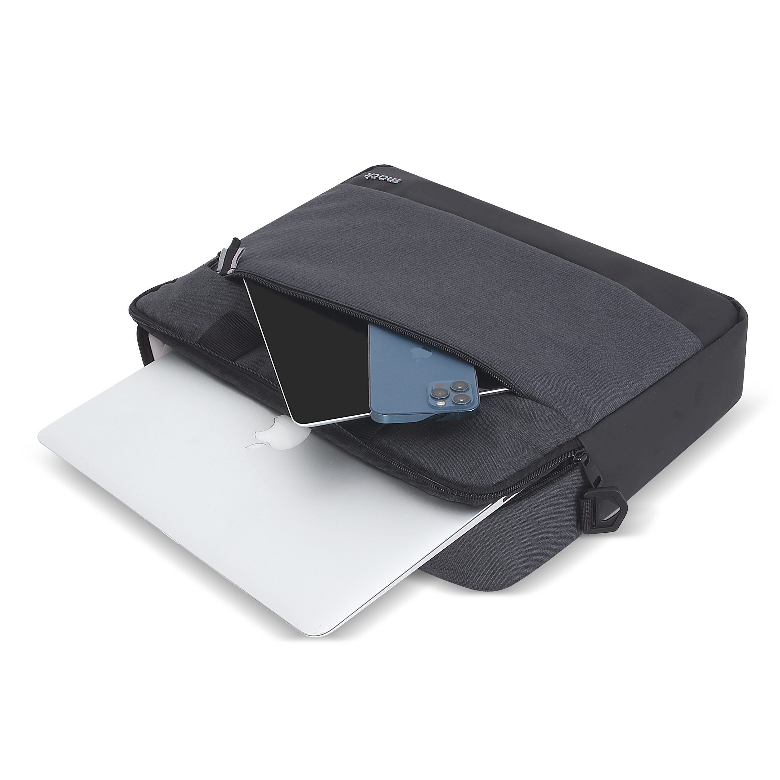 Dizüstü bilgisayar, telefon ve tablet bulunan açık dizüstü bilgisayar çantası. Dizüstü bilgisayar görünür. Çanta koyu gri.
