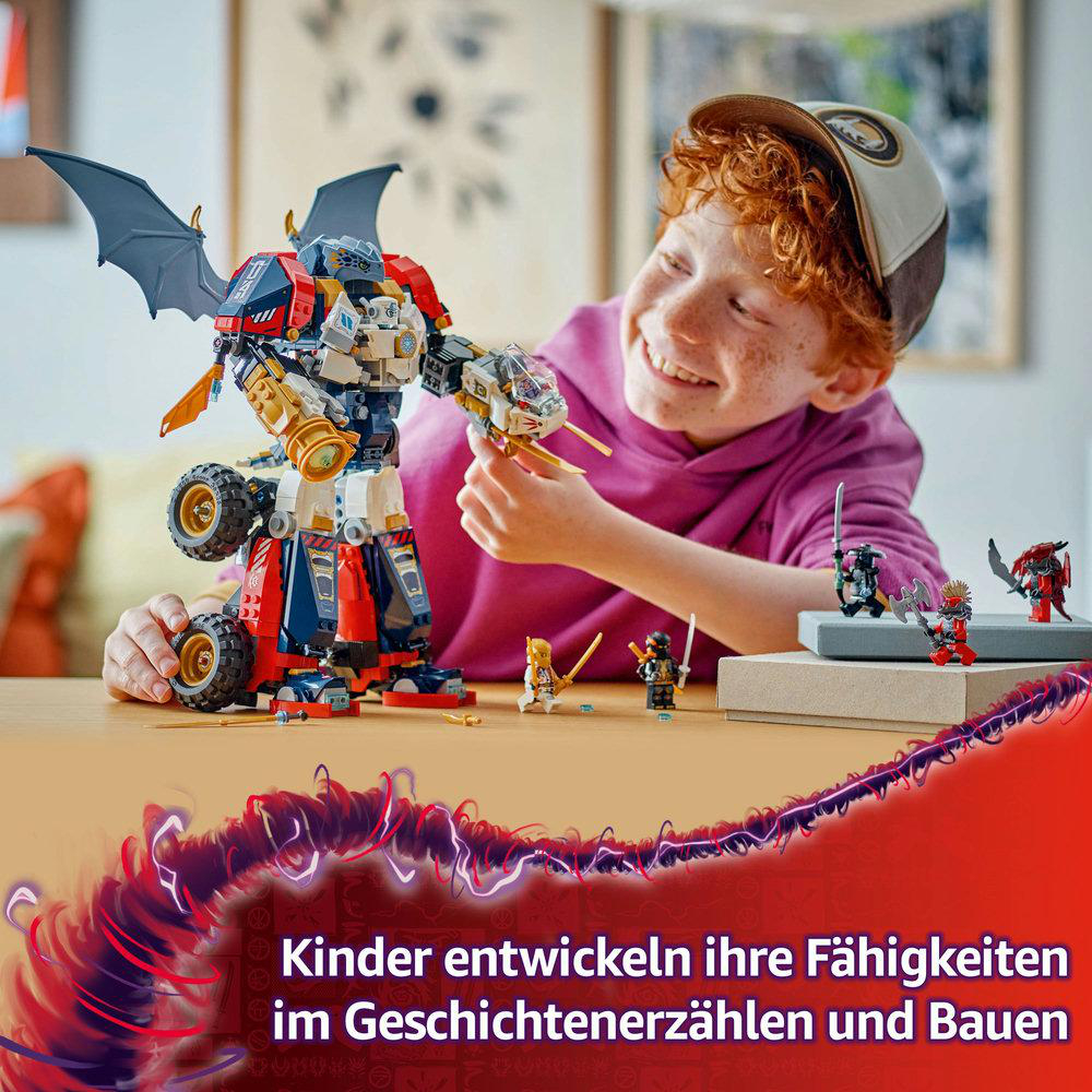 Ein Junge spielt mit einem Lego-Roboter und lächelt.