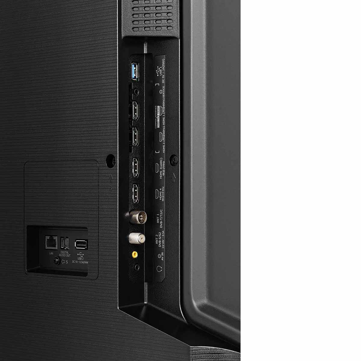 Panel tylny telewizora z portami połączeniowymi. Zawiera wejścia USB, HDMI i antenowe.
