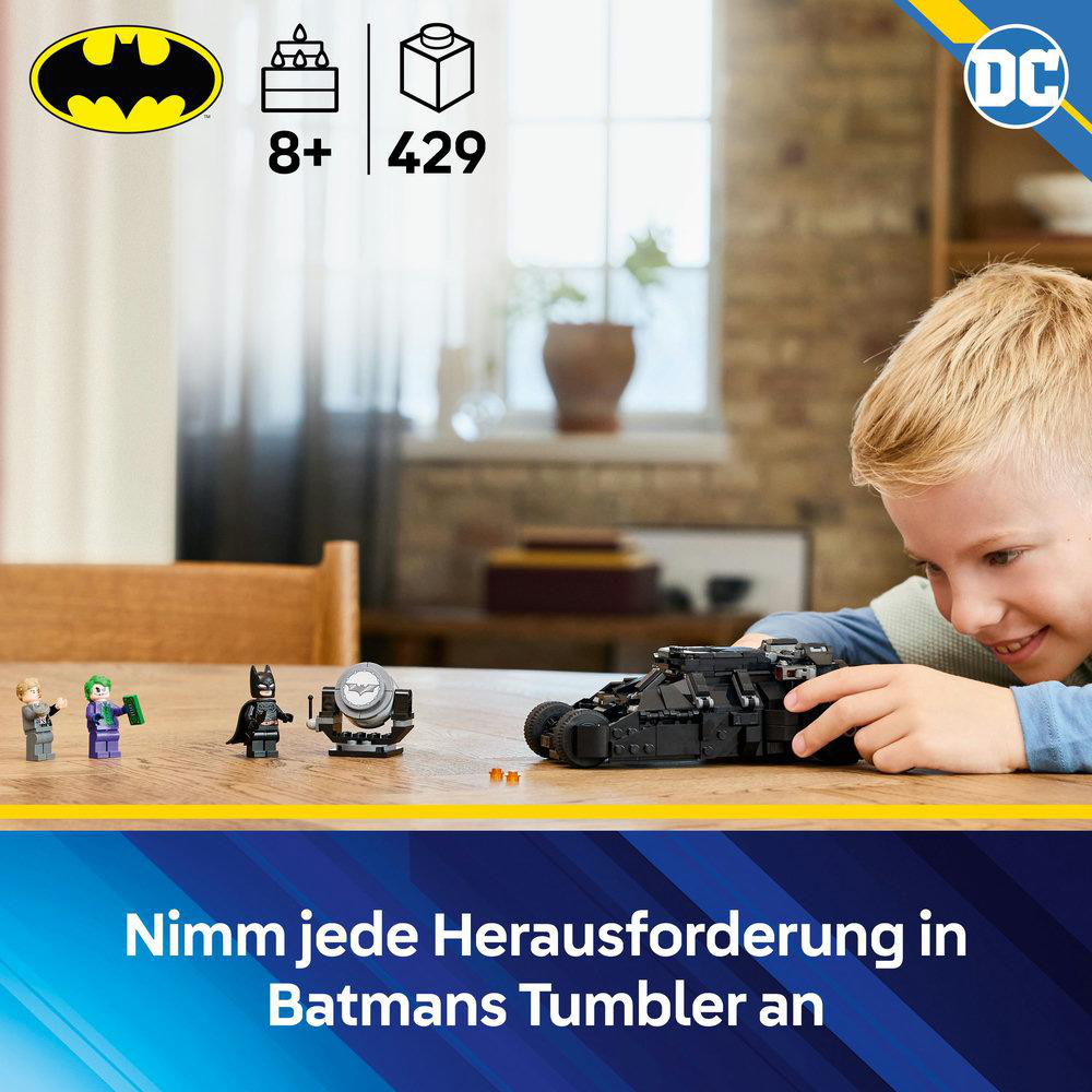 Ein junger Junge spielt mit einem Lego-Set mit Batman, dem Joker und einem Tumbler-Fahrzeug.