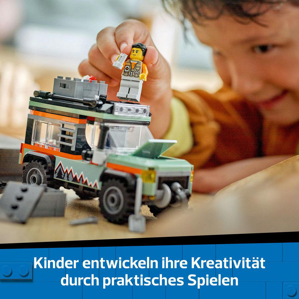 Ein Junge, der mit einem Lego-Auto spielt. Der Hintergrund ist verschwommen.