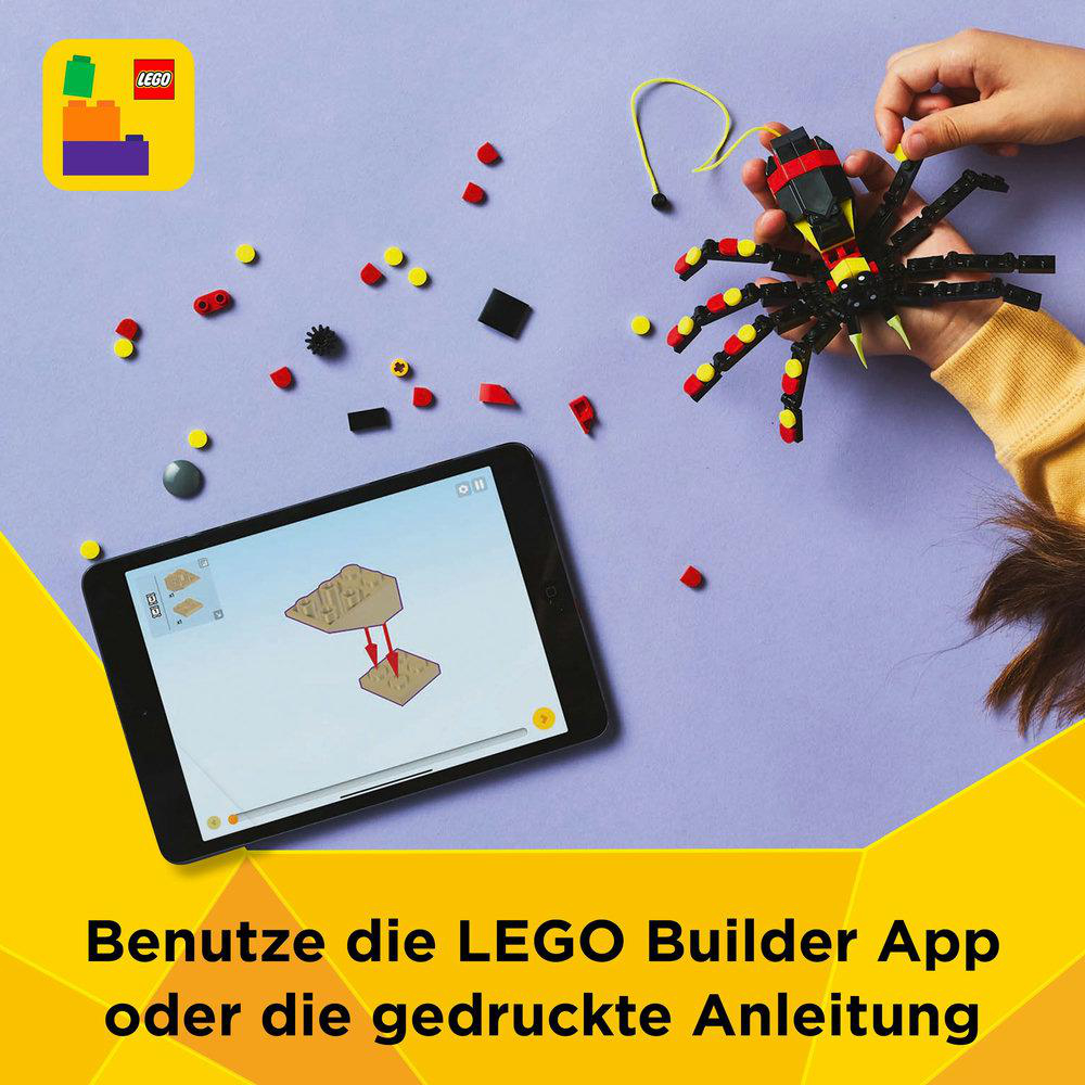 Ein Tablet mit LEGO-Anweisungen und einem LEGO-Spinnenspielzeug.