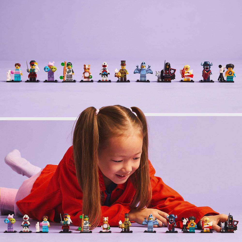 Mädchen spielt mit Lego-Minifiguren. Die Figuren stehen in Reihen auf lila Grund.
