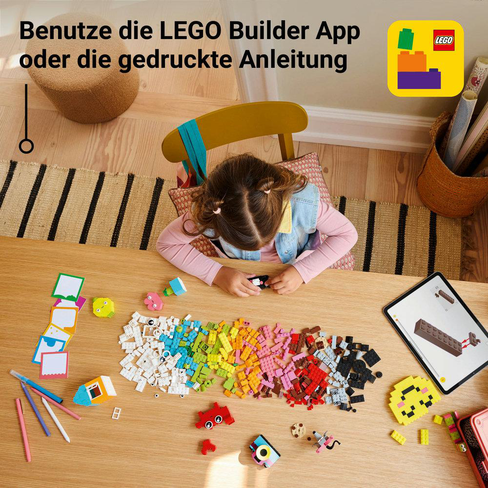 Lego-Minifiguren. Sie stehen auf blauem Hintergrund.