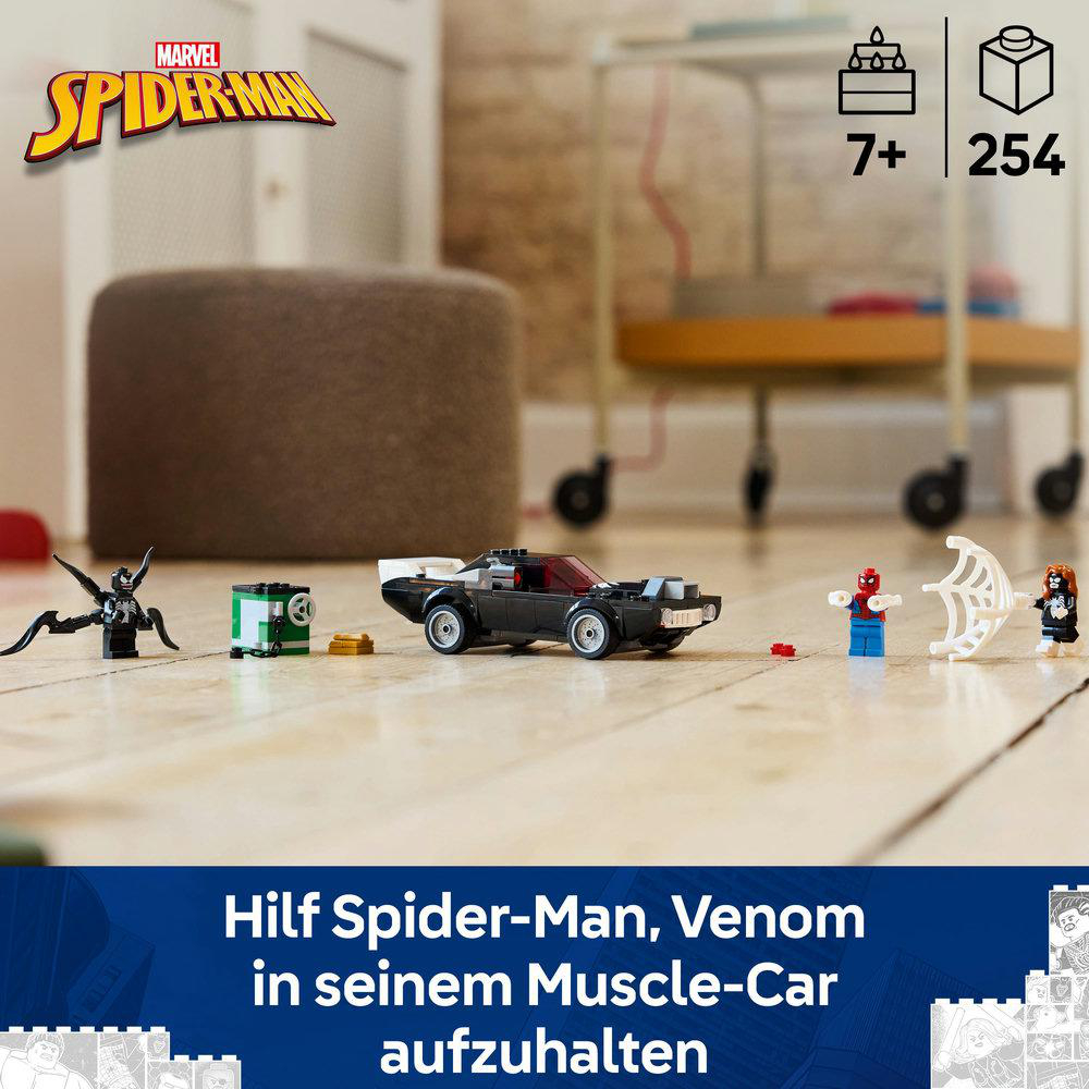 Lego-Set mit schwarzem Auto, Spider-Man, Venom und anderen Figuren auf Holzboden.