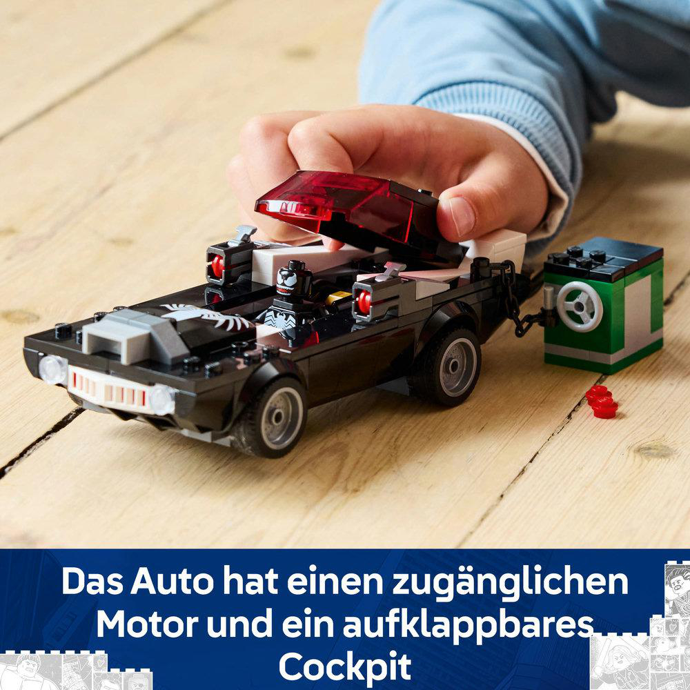 Lego-Schwarzauto mit zugänglichem Motor und rotem Cockpit, mit befestigtem grünem Tresor.