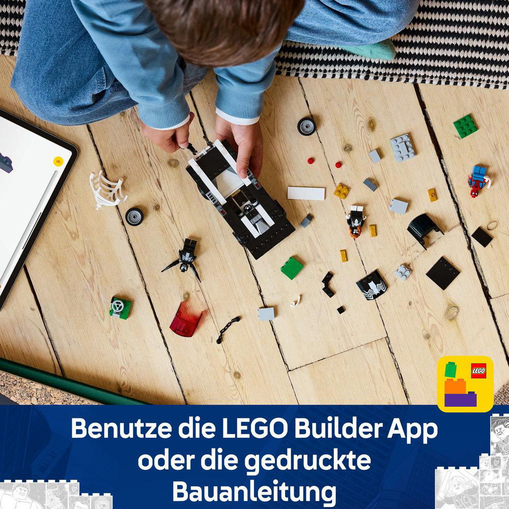 Ein Kind spielt mit Legosteinen auf einem Holzboden. Ein Tablet befindet sich links. Lego-Logo sichtbar.