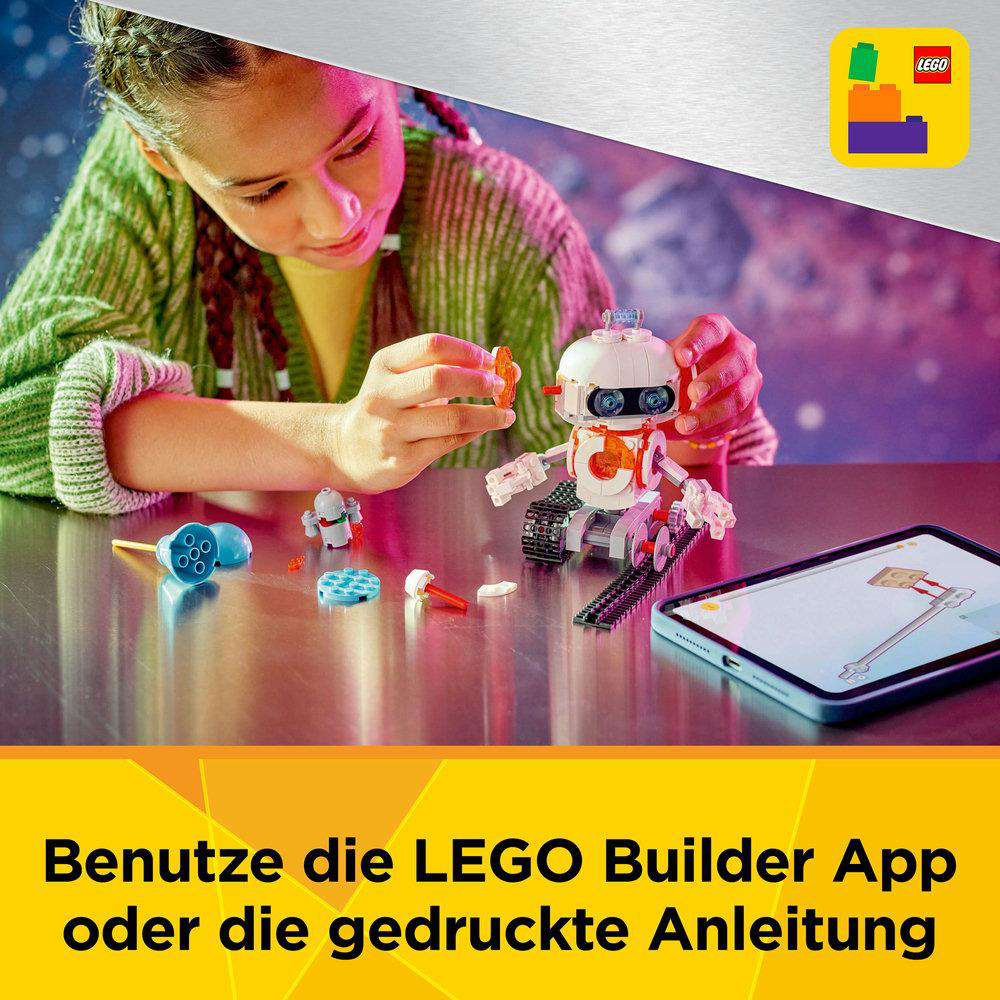 Schwarzes Mädchen spielt mit einem LEGO-Krankenwagen, auf gelbem Hintergrund.