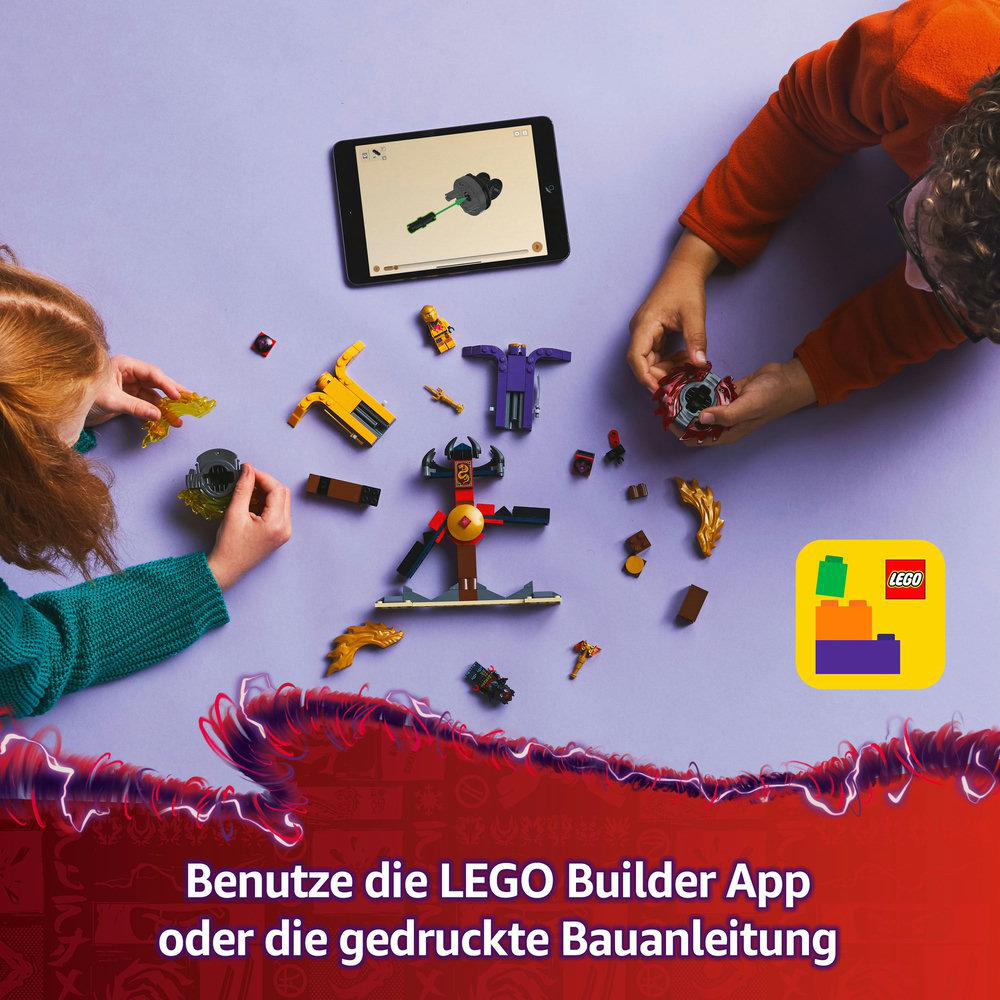 Kinder bauen LEGO-Figuren mit einer App. LEGO-Teile sind auf einer lila Oberfläche verstreut.