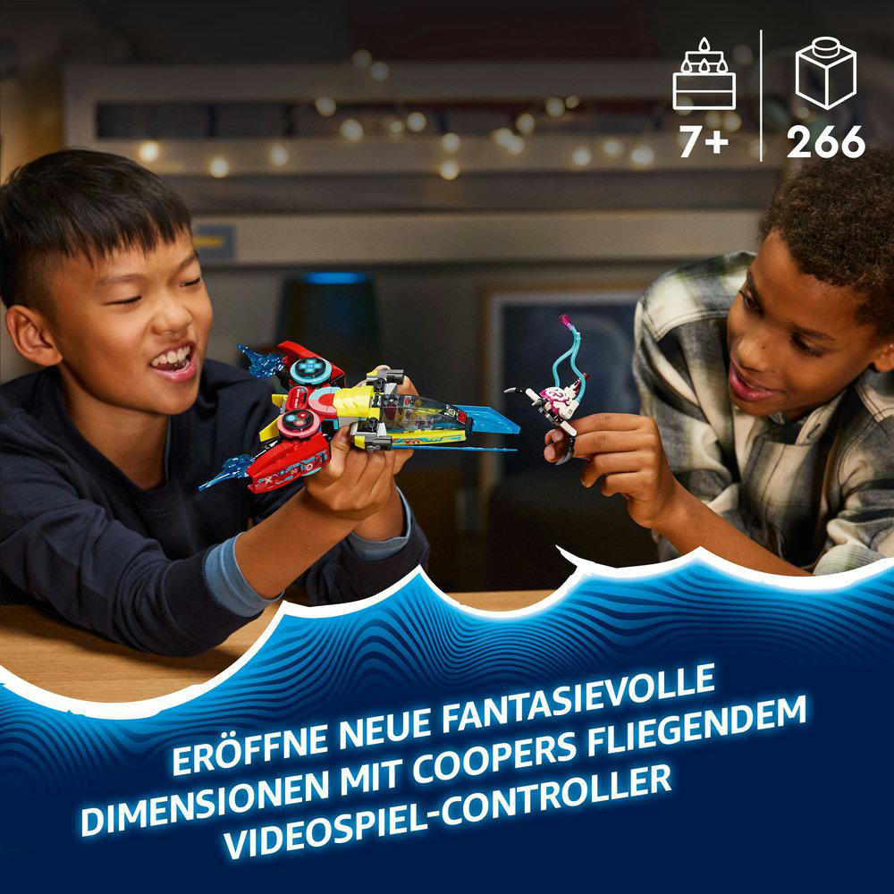 Zwei Kinder spielen mit LEGO-Sets, darunter ein Raumschiff und eine Figur. Boxen und Text vorhanden.