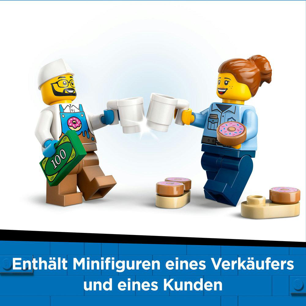 Zwei LEGO-Minifiguren stoßen mit Tassen an. Einer hält einen 100-Dollar-Schein, Donuts auf der Theke.