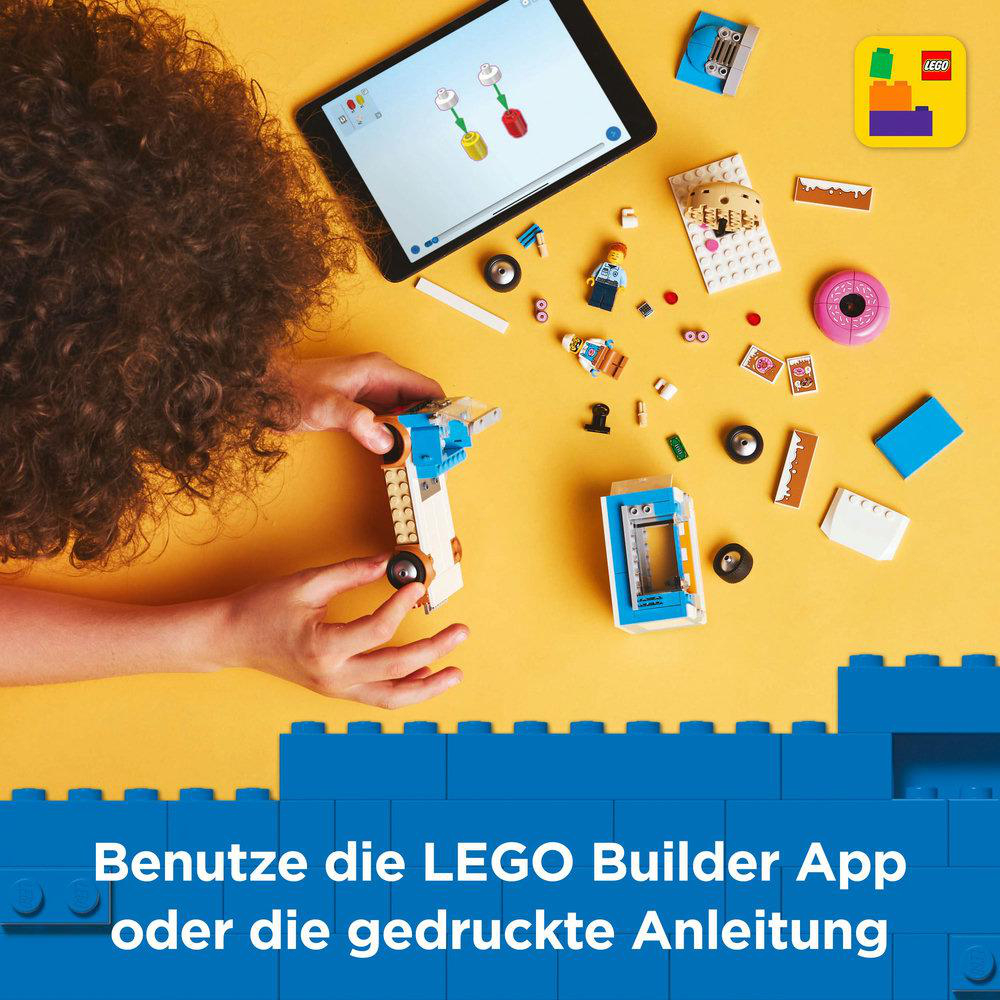 Ein Kind baut ein LEGO-Auto mit einem Tablet, das Anweisungen zeigt. LEGO-Teile sind auf Gelb verstreut.