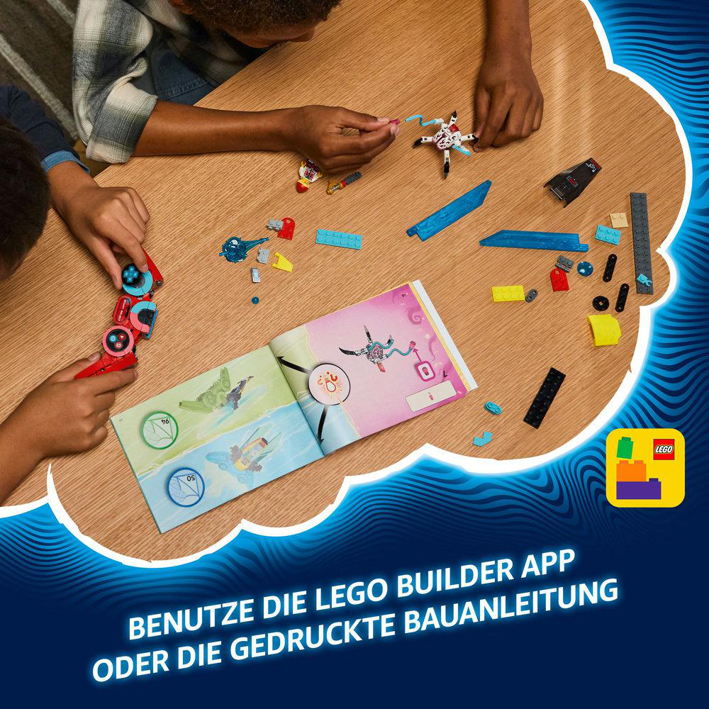 Kinder bauen LEGO-Sets mit einer gedruckten Anleitung. LEGO-Steine und Figuren sind auf einem Tisch zu sehen.