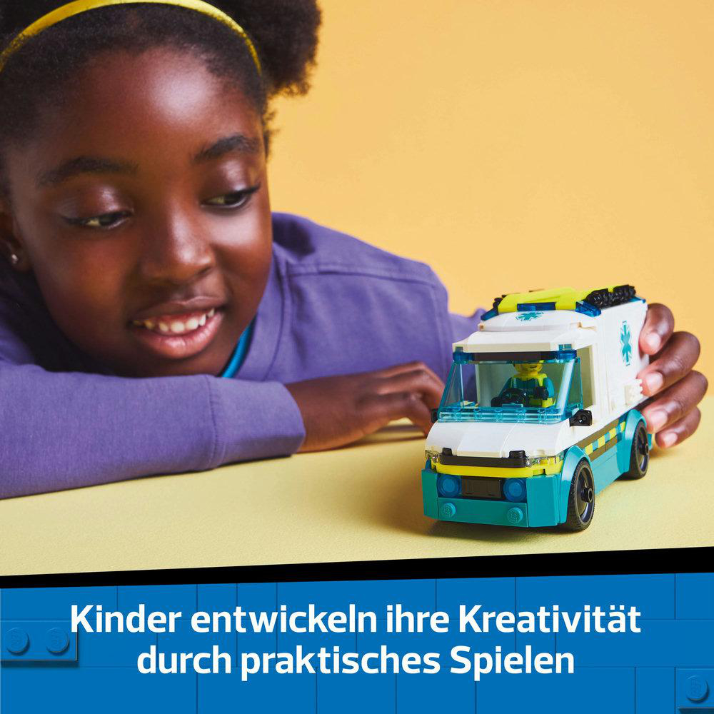 Ein Kind spielt mit einem LEGO-Krankenwagen. Der Krankenwagen ist weiß, blaugrün und gelb. Gelber Hintergrund.