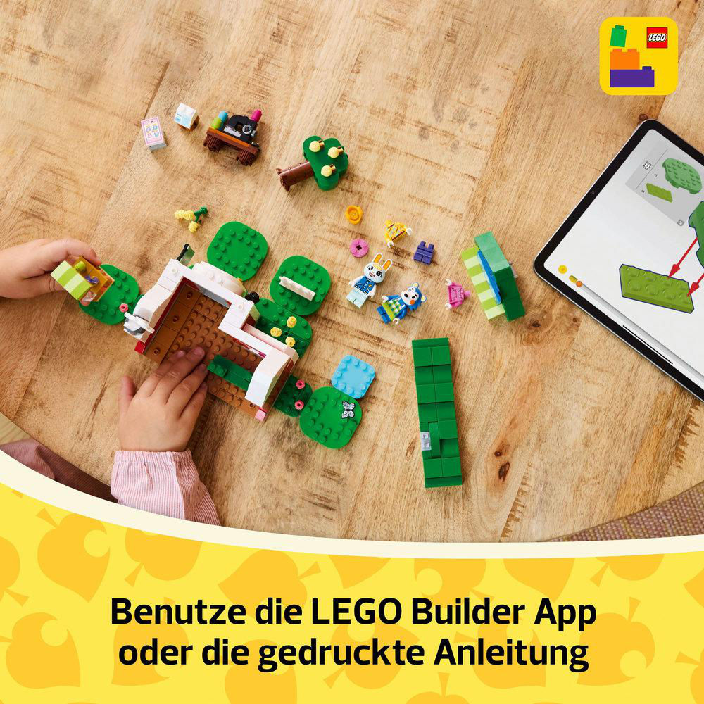 Ein Kind baut mit LEGO-Steinen auf einer Holzoberfläche. Ein iPad zeigt eine Bauanleitung.