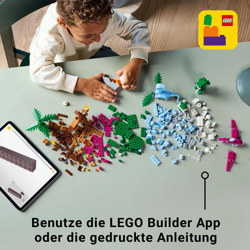 Ein Kind baut mit Lego-Steinen. Ein Tablet wird mit der Lego Builder App verwendet.