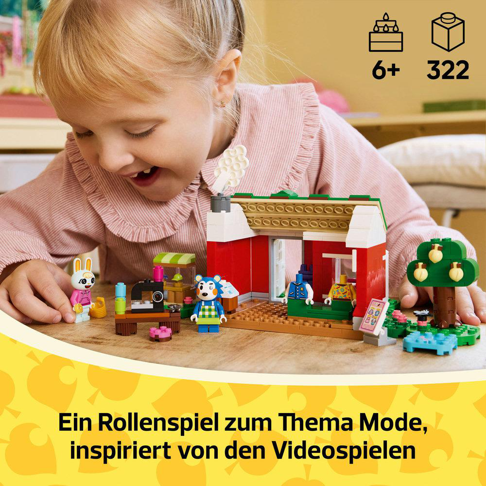 Ein Mädchen spielt mit einem Lego-Set mit einem Spielzeugladen und Figuren. Das Set hat bunte Blöcke.