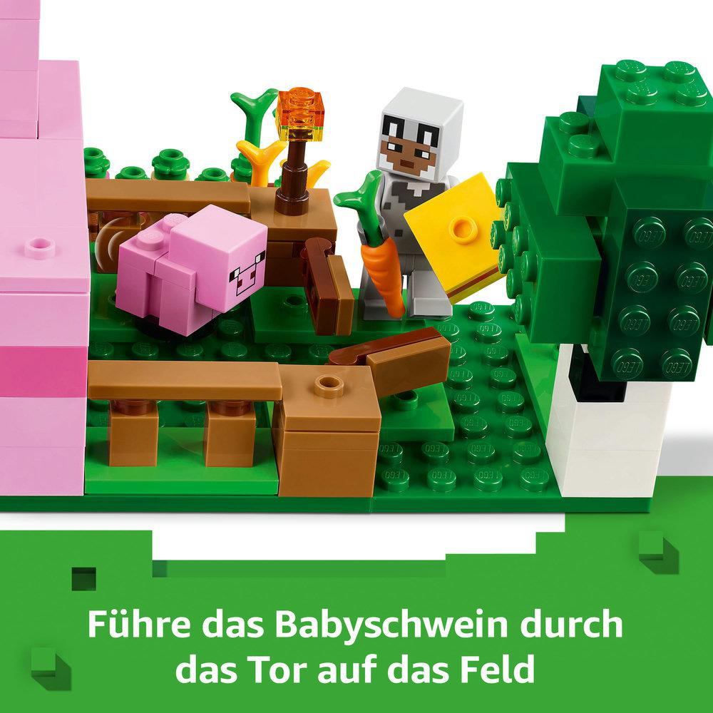 Lego Minecraft Set mit einem rosa Schweinehaus und Figuren. Grüne Landschaftsbasis.