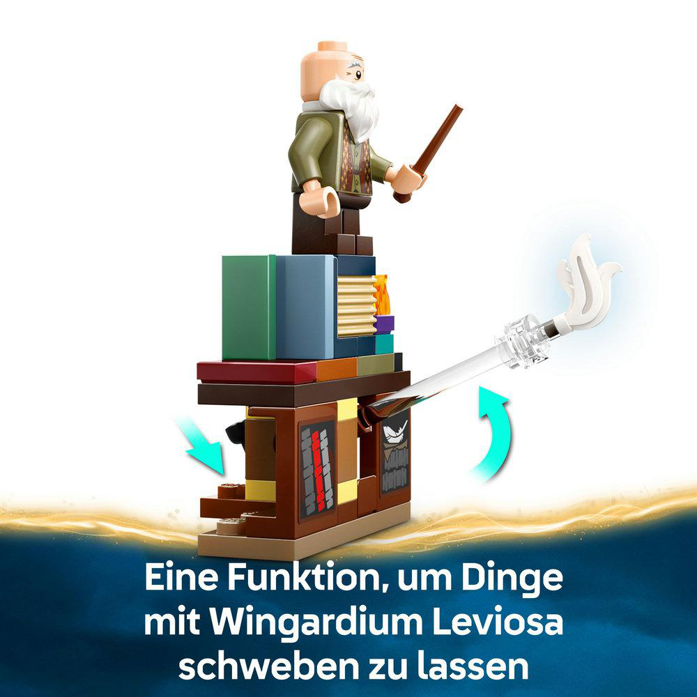 Eine Lego-Figur mit Zauberstab, schwebenden Büchern und einem Tisch.