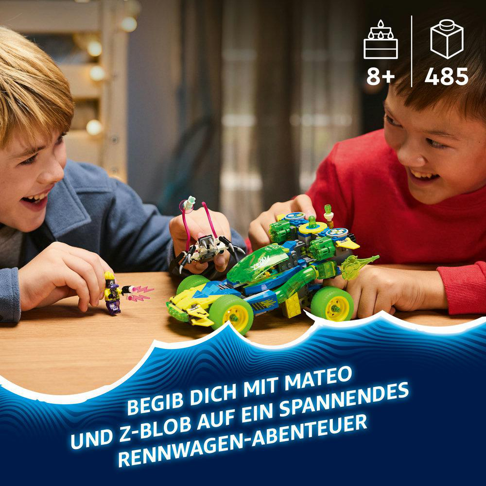 Zwei Jungen spielen mit Lego-Rennwagen, einer hält ein kleines Auto, ein grünes und gelbes Auto dazwischen.