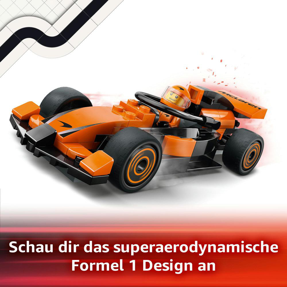 Ein LEGO-Rennwagen in Orange und Schwarz mit einem Fahrer. Das Auto ist aerodynamisch.