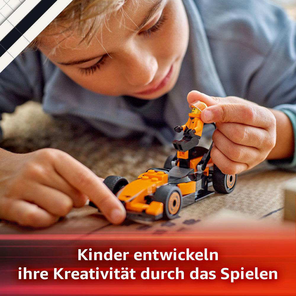 Junge baut ein Lego-Rennwagen, Fokus auf dem Auto.