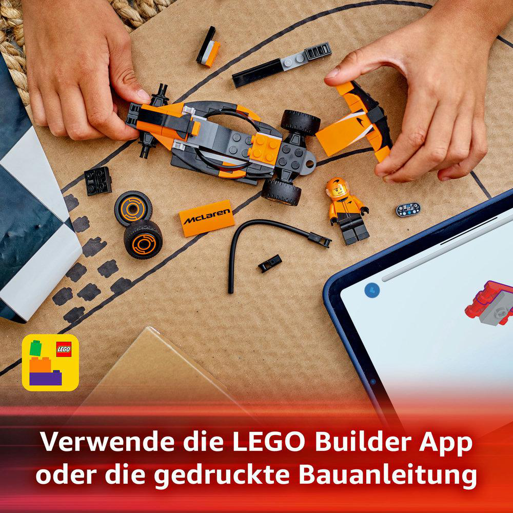 Hände, die ein LEGO-Rennauto zusammensetzen. Ein Tablet zeigt Anweisungen. LEGO Builder App.