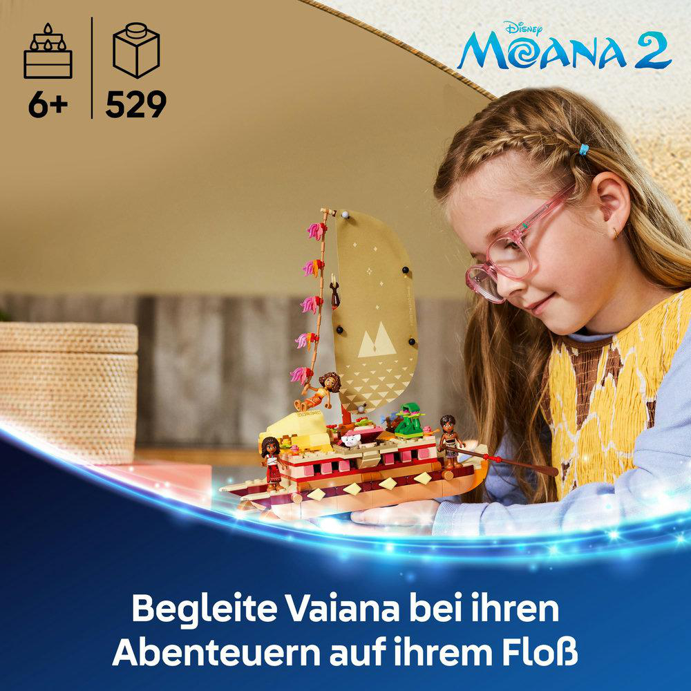 Ein Kind spielt mit einem Lego-Boot. Das Boot ist ein Moana 2 Lego-Set. Das Mädchen trägt eine rosa Brille.