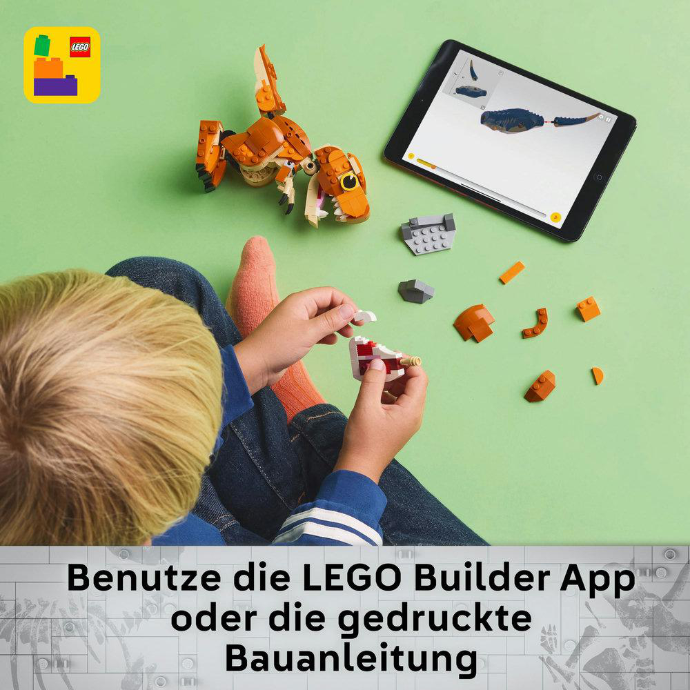 Junge baut einen LEGO-Dinosaurier, verwendet ein Tablet mit Anweisungen.