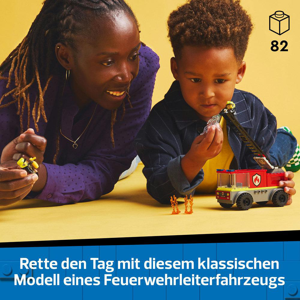 Zwei Personen bauen mit dem Set ein Lego-Feuerwehrauto, einschließlich Feuerwehrleuten und Flammen.