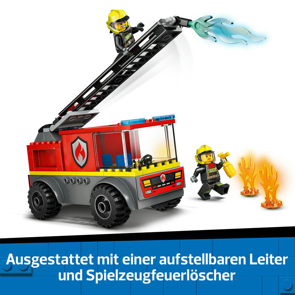 Ein Lego-Feuerwehrwagen mit Feuerwehrleuten, einer Leiter, Flammen und Wasser wird gezeigt.