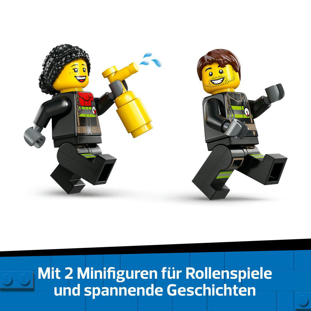 Zwei LEGO-Figuren werden gezeigt. Eine sprüht Wasser. Der andere gestikuliert mit erhobenen Armen.