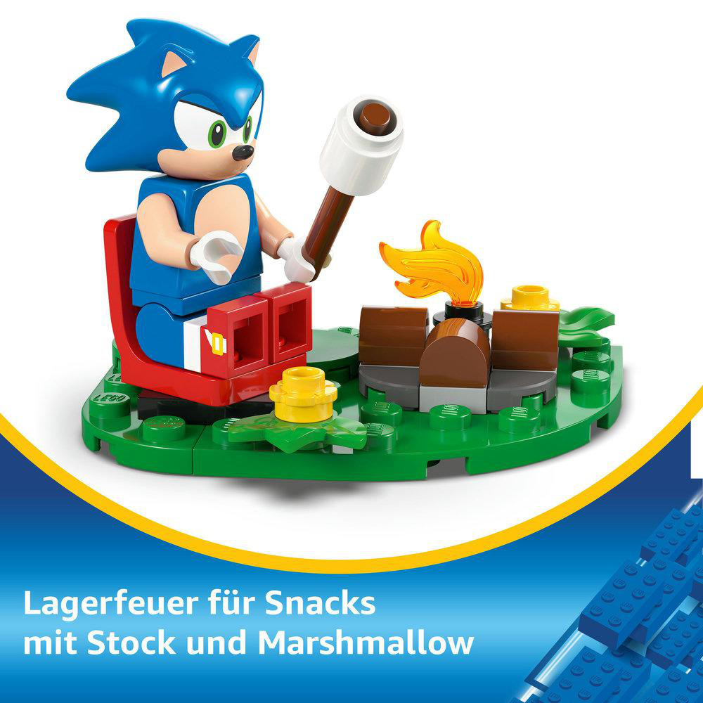 Lego Sonic the Hedgehog Szene. Sonic röstet ein Marshmallow über einem Feuer. Es gibt eine Umgebung um ihn herum.