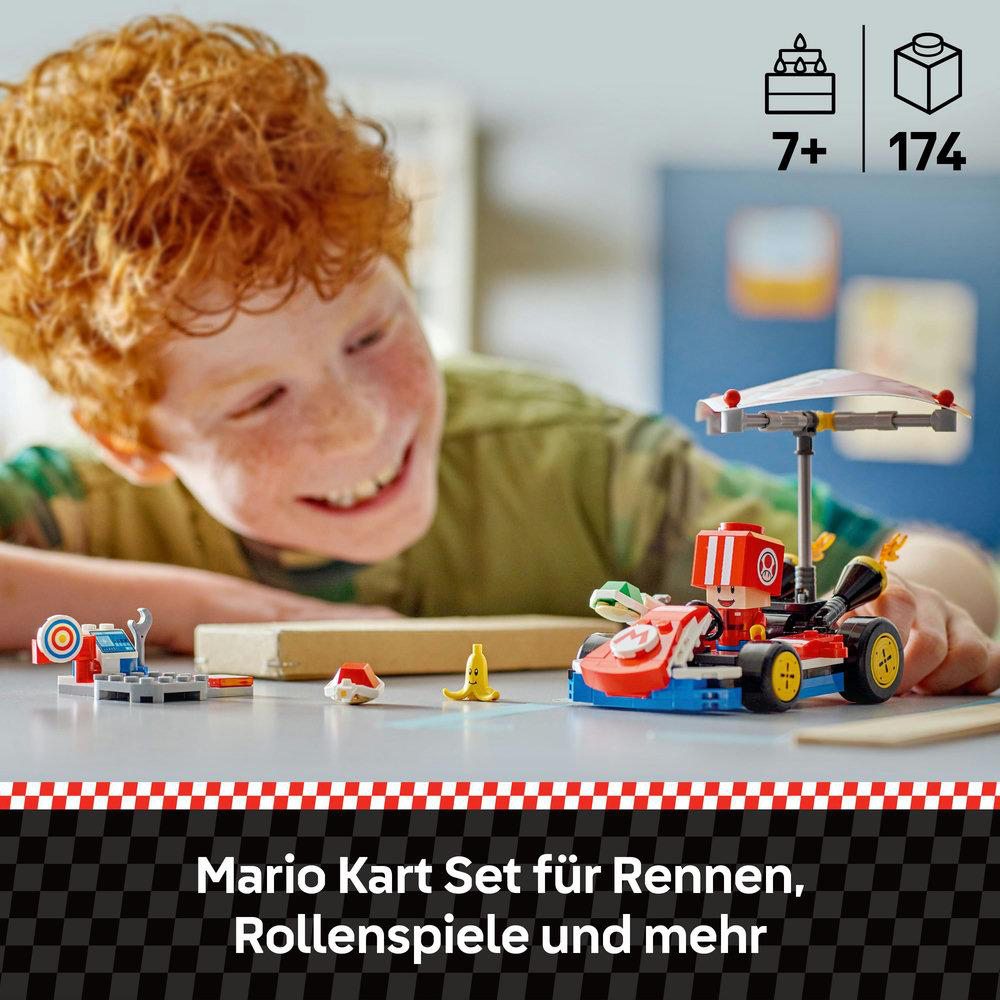 Ein Kind baut ein Lego Mario Kart Set mit Mario- und Luigi-Figuren.