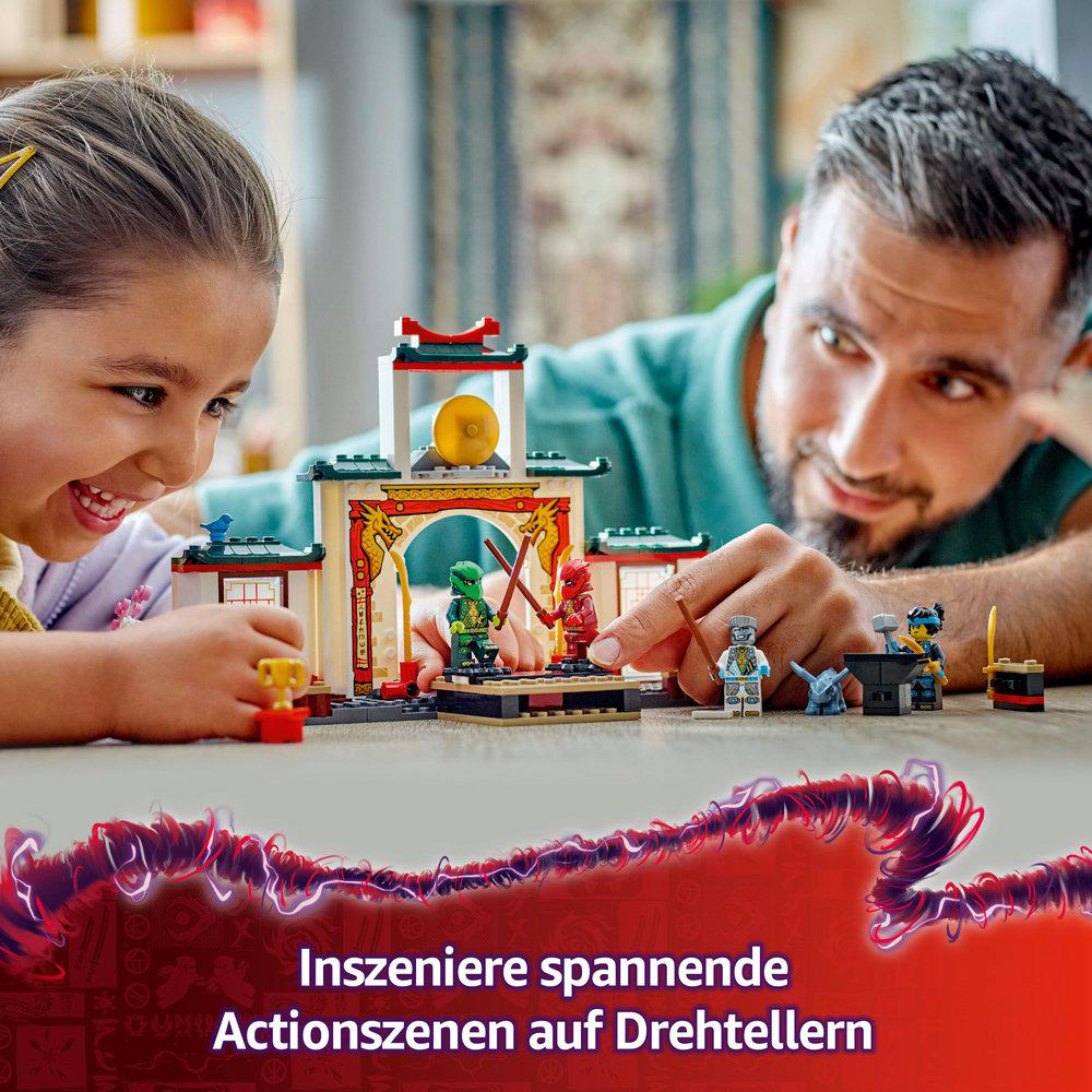 Kind und Mann bauen ein Lego-Set. Das Set enthält Figuren und einen Tempel.