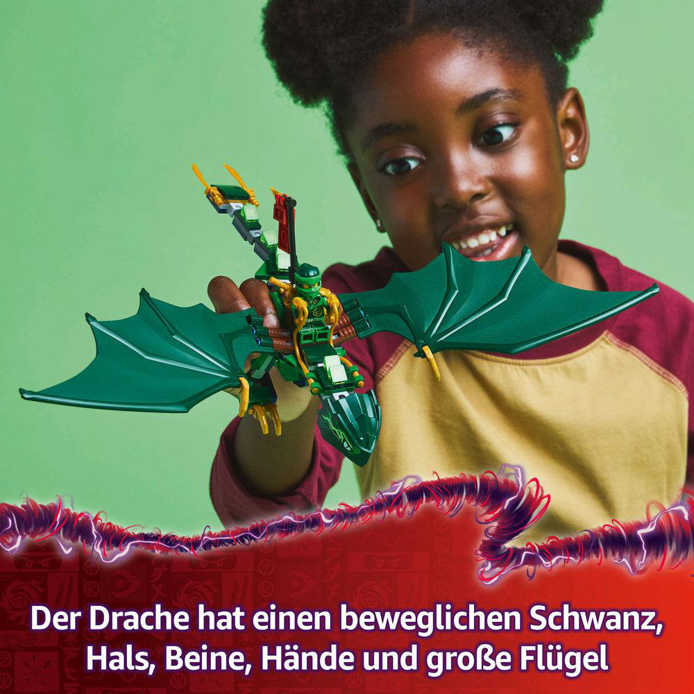 Ein Mädchen hält einen Lego-Drachen. Der Drache ist grün und hat bewegliche Teile und Flügel.