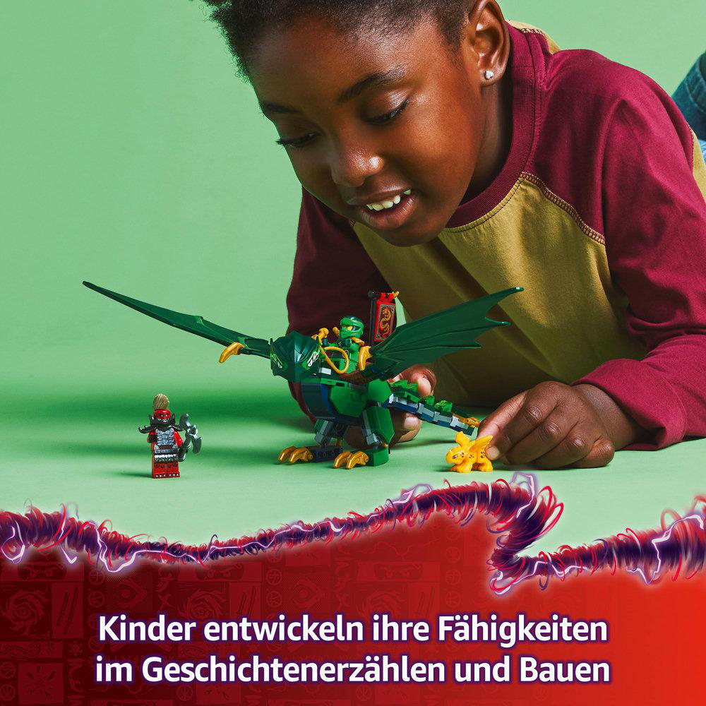 Kind spielt mit einem LEGO-Drachen und einer Minifigur. Grüne und rote Farben.