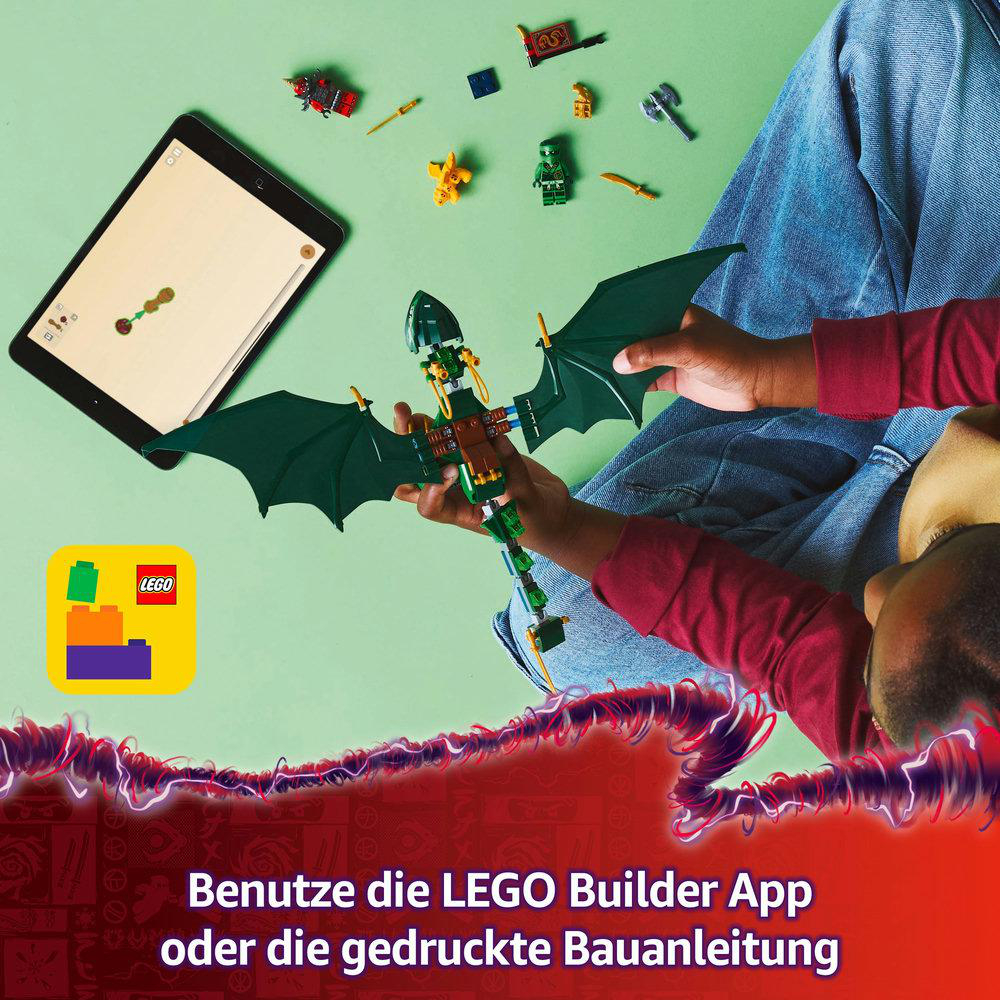 Kind baut einen LEGO-Drachen mit Tablet und Anleitung, grün und schwarz.