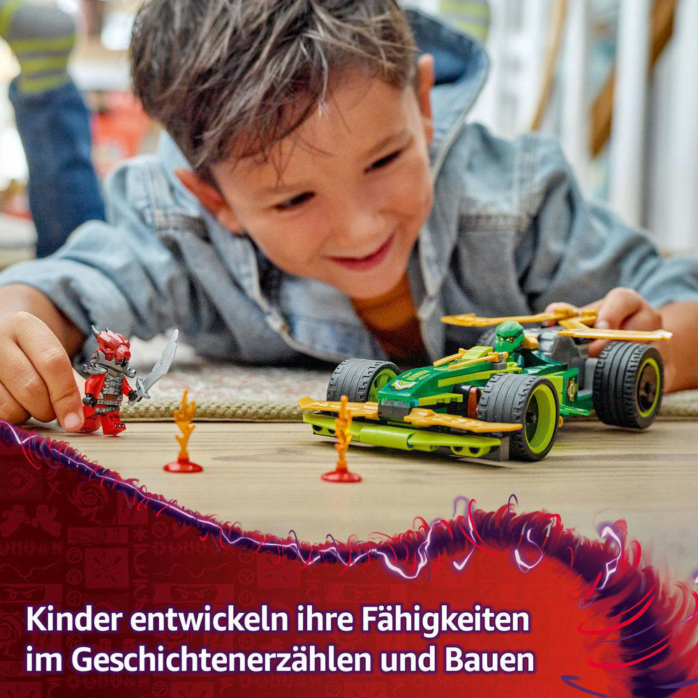 Kind spielt mit einem LEGO-Auto und Minifiguren. Rote und grüne Farben.
