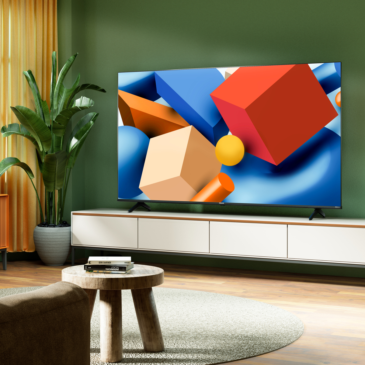 Salon z telewizorem wyświetlającym kolorowe kształty, sofą i drewnianym stołem.