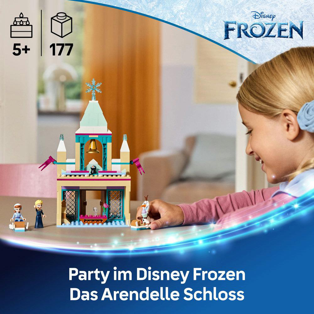 Ein Mädchen spielt mit einem Lego Frozen Schloss Spielzeug.