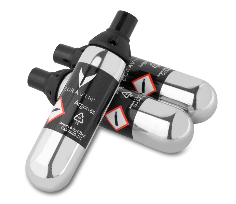 Drei Coravin Argon 65 Kartuschen, silber und schwarz, mit Produktinformationen und Warnhinweisen.