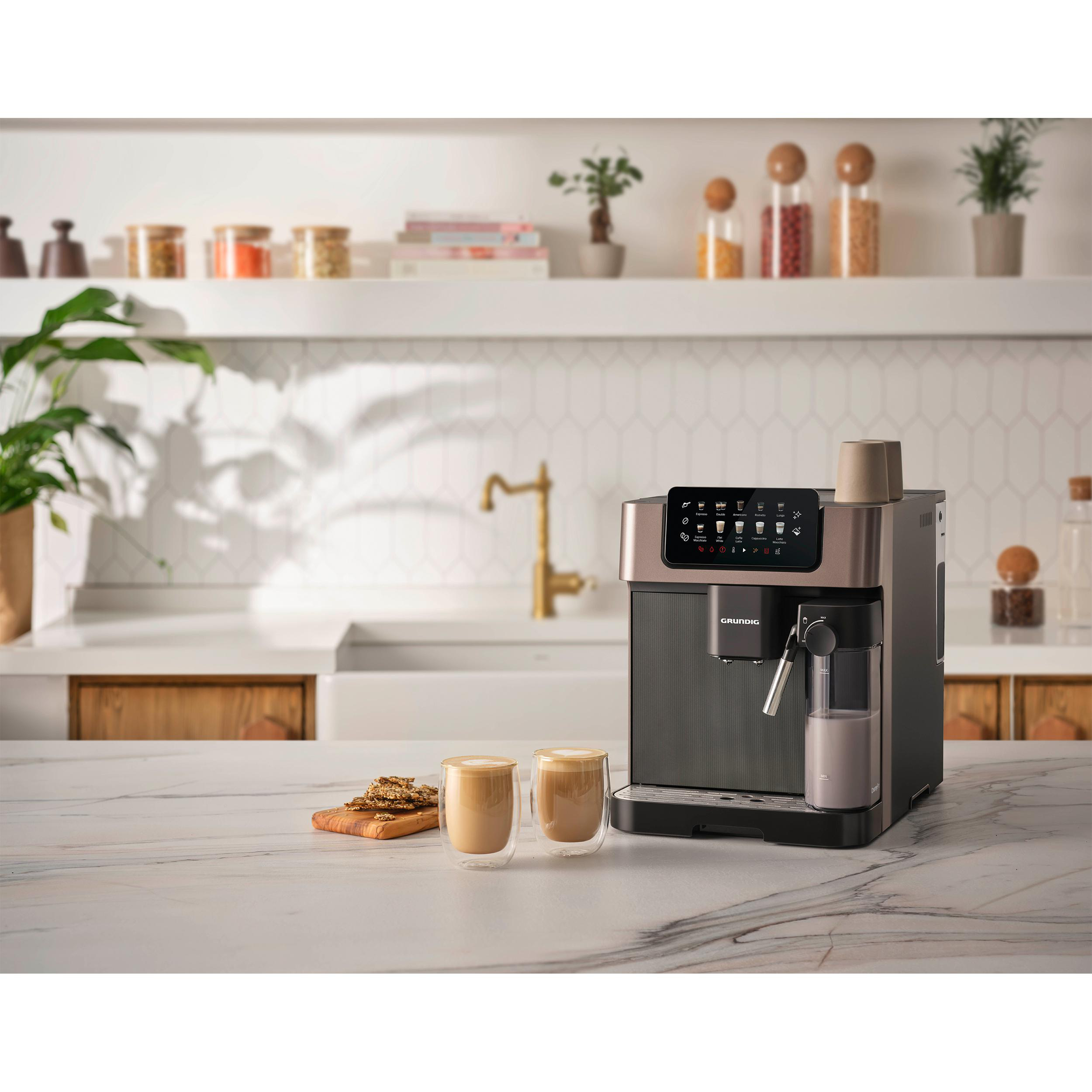 Kaffeemaschine auf einer Marmortheke mit Kaffee und Gebäck. Goldener Wasserhahn im Hintergrund.