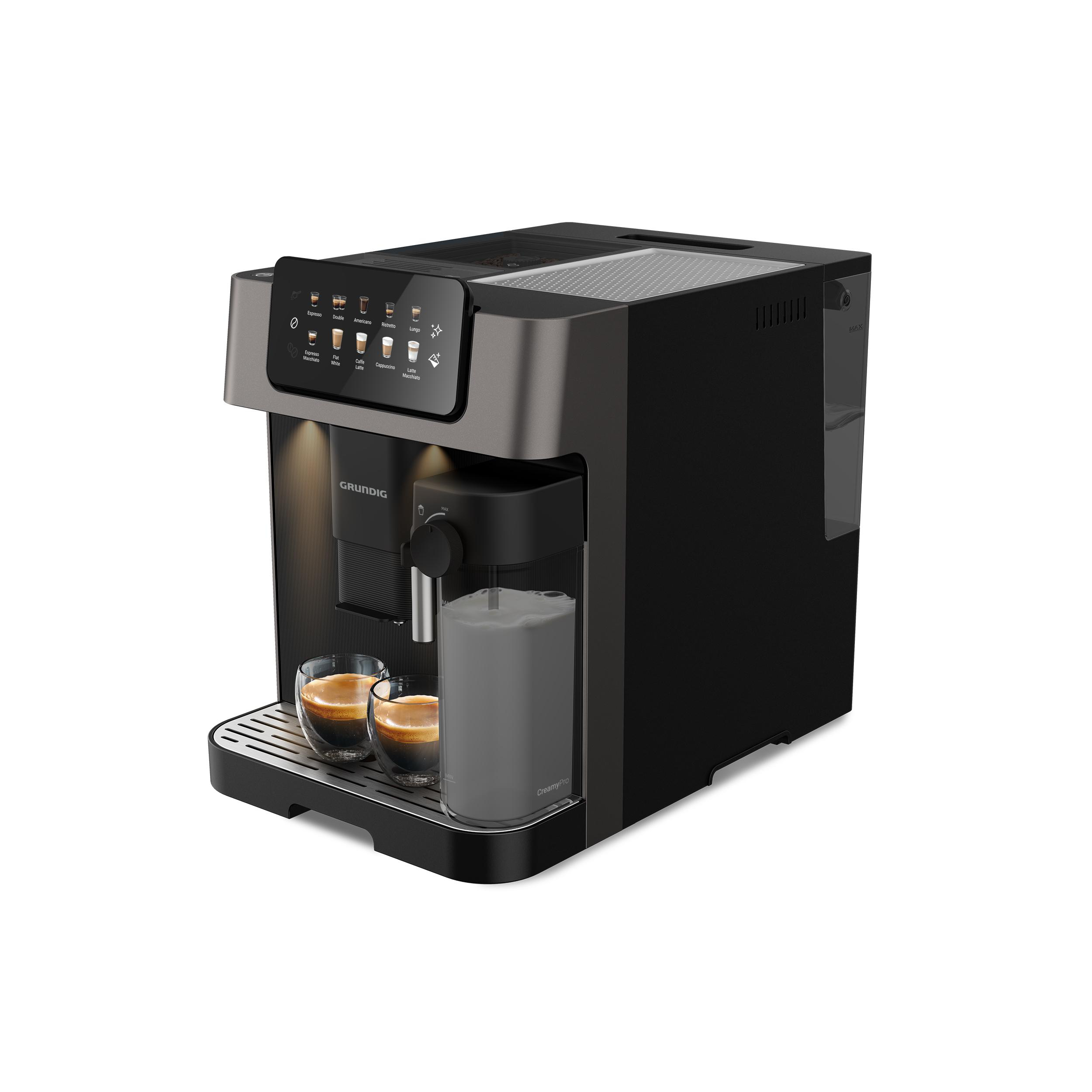 Eine Grundig KVA 7230 Kaffeemaschine, die einen Latte zubereitet, der in ein Glas gegossen wird.