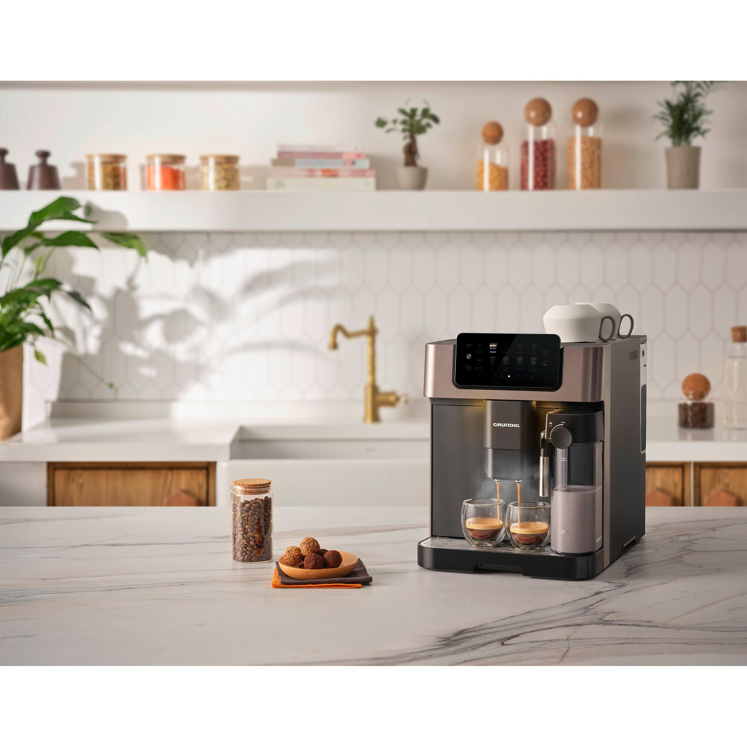 Draufsicht auf eine Grundig KVA 7230 Kaffeemaschine, die ihre Oberfläche und Komponenten zeigt.