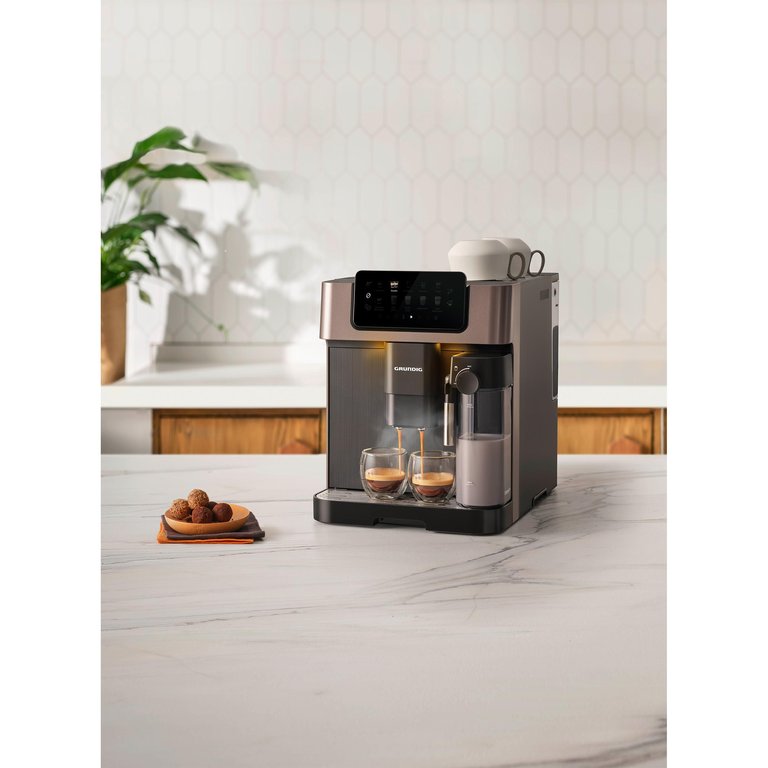Kaffeemaschine, die Kaffee zubereitet, zwei Gläser und ein kleines Holztablett mit Süßigkeiten.