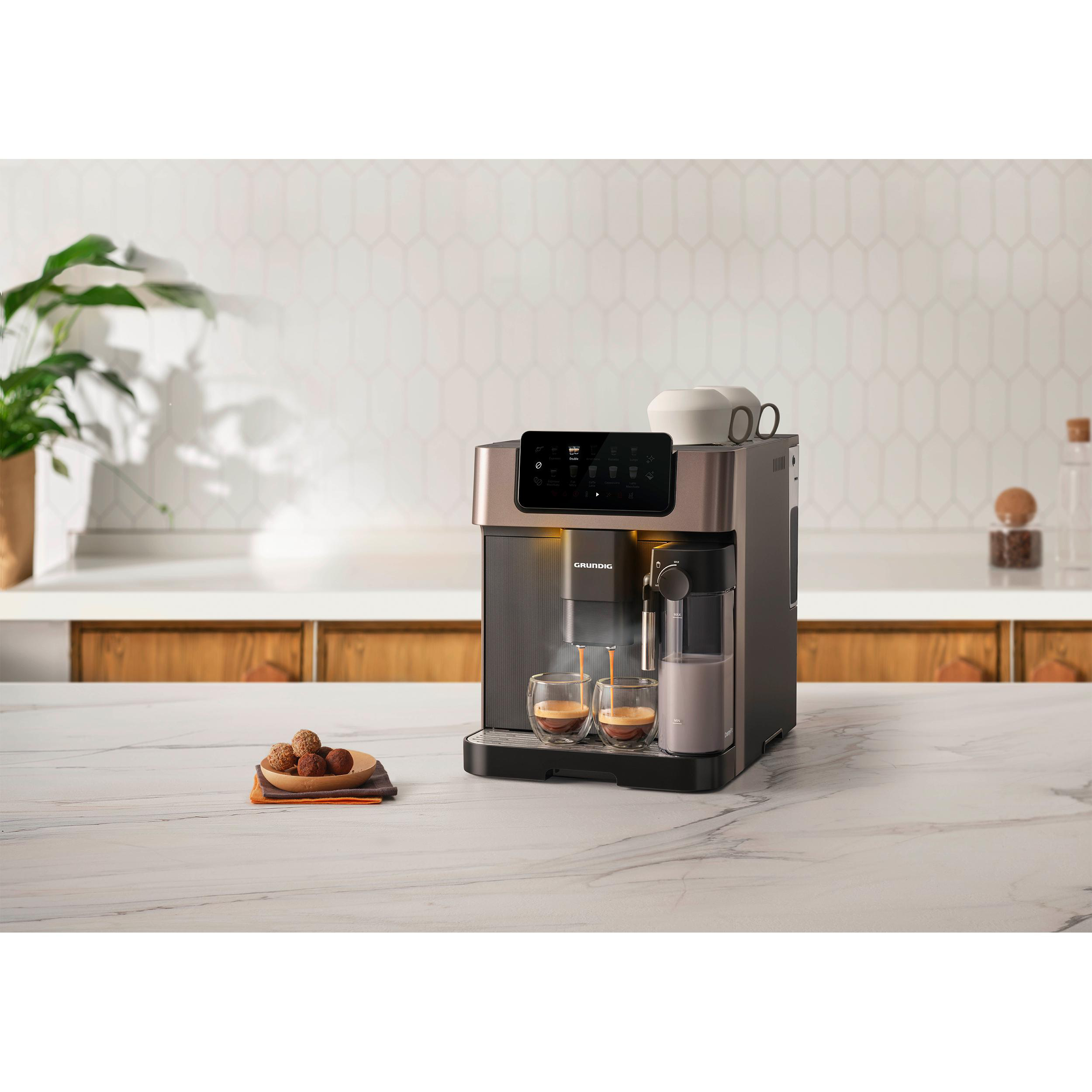 Espressomaschine auf Marmorplatte mit zwei Gläsern.