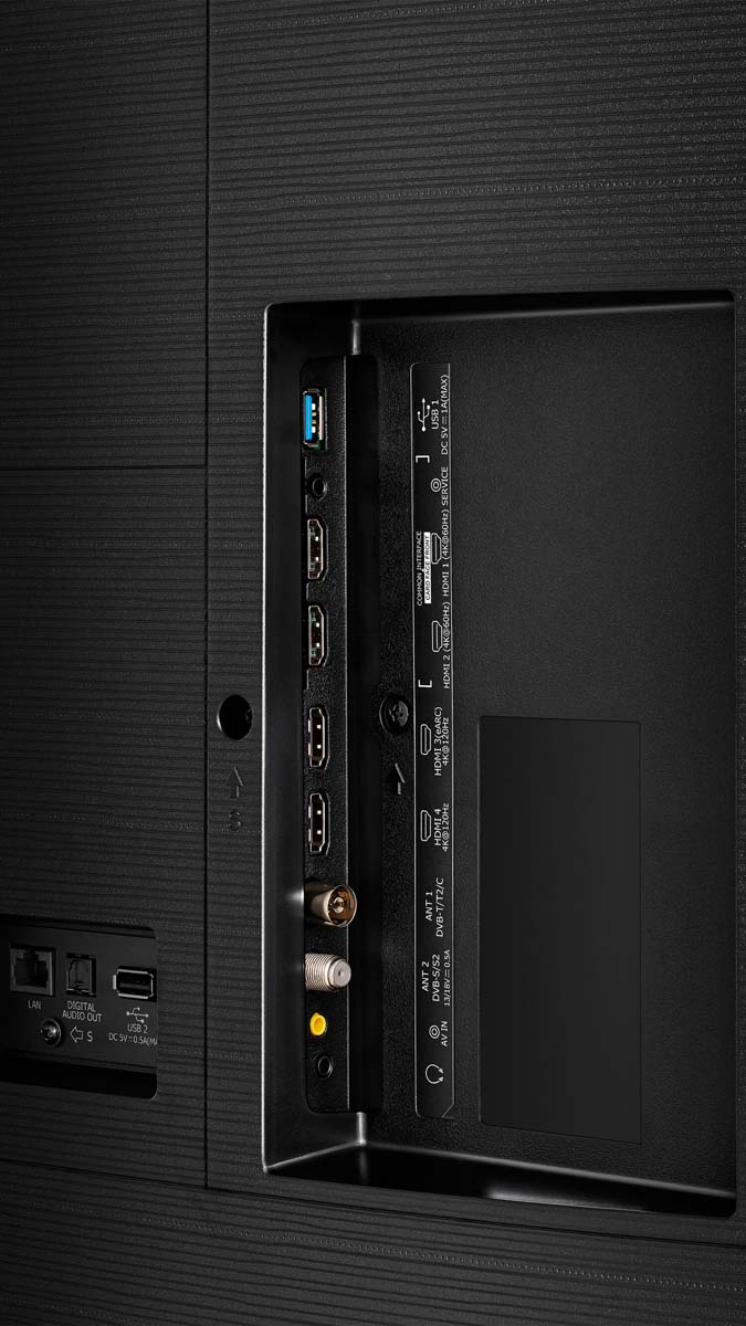 Tył czarnego telewizora z portami i tekstem.